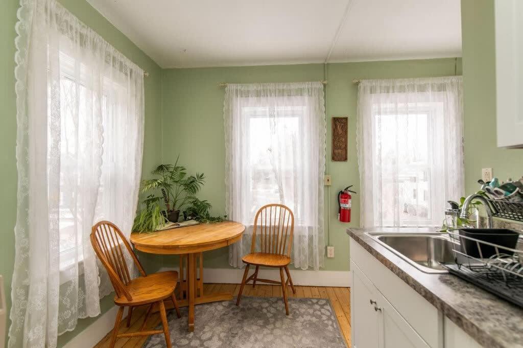 Centrally Located With Lake Views Burlington Eksteriør bilde