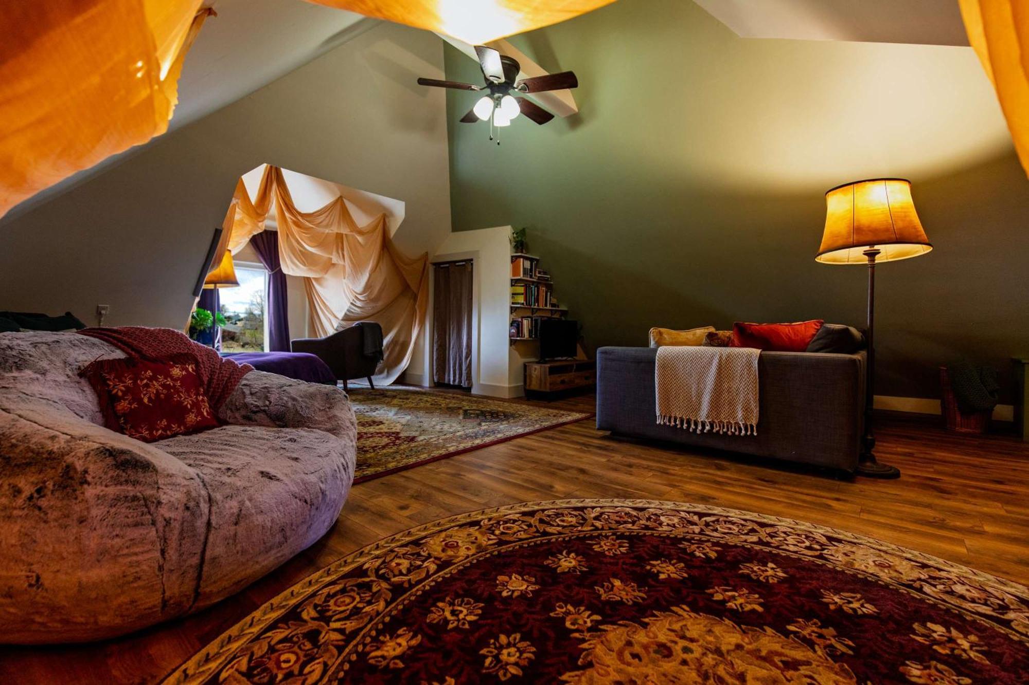 Centrally Located With Lake Views Burlington Eksteriør bilde