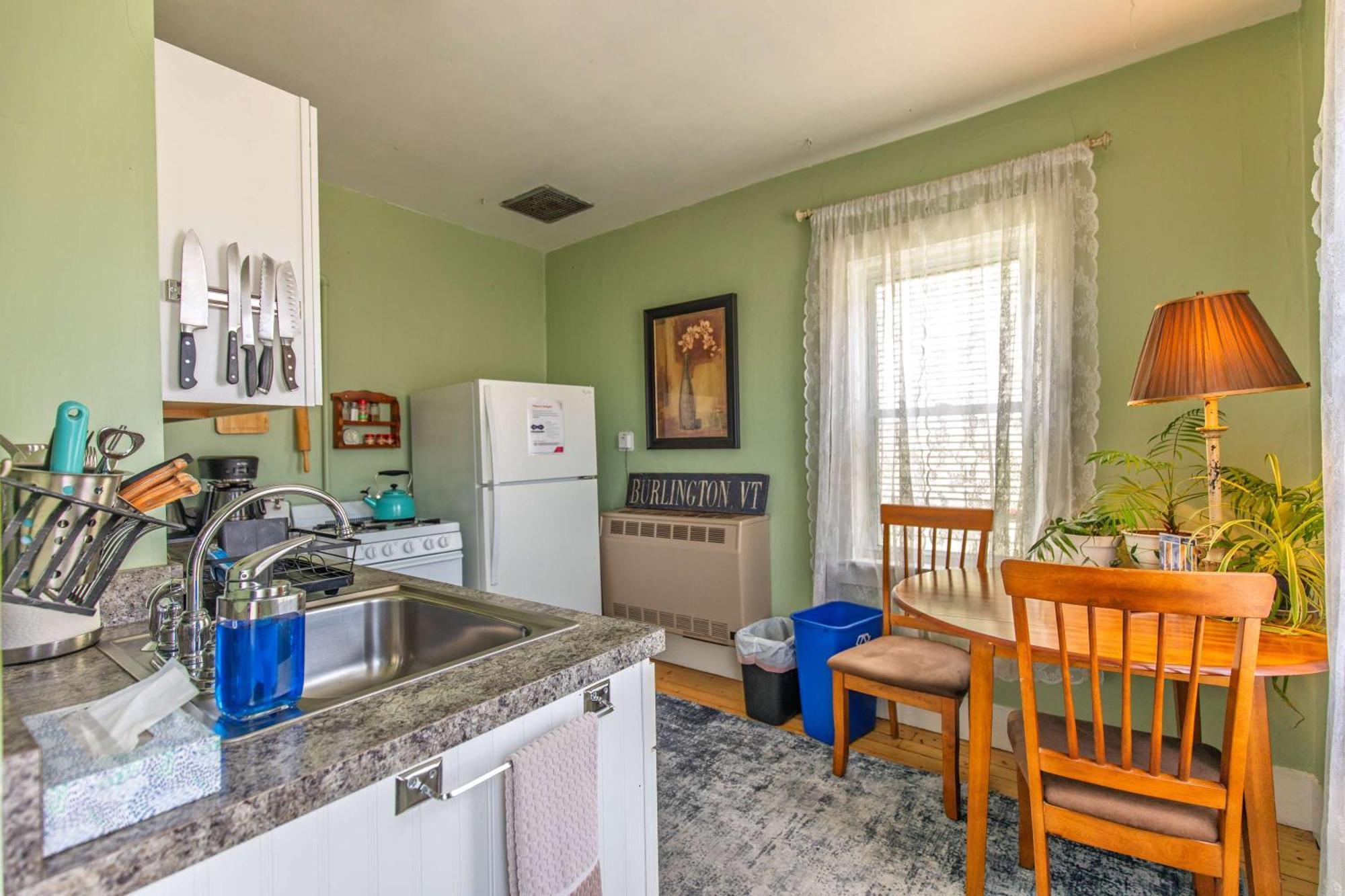 Centrally Located With Lake Views Burlington Eksteriør bilde