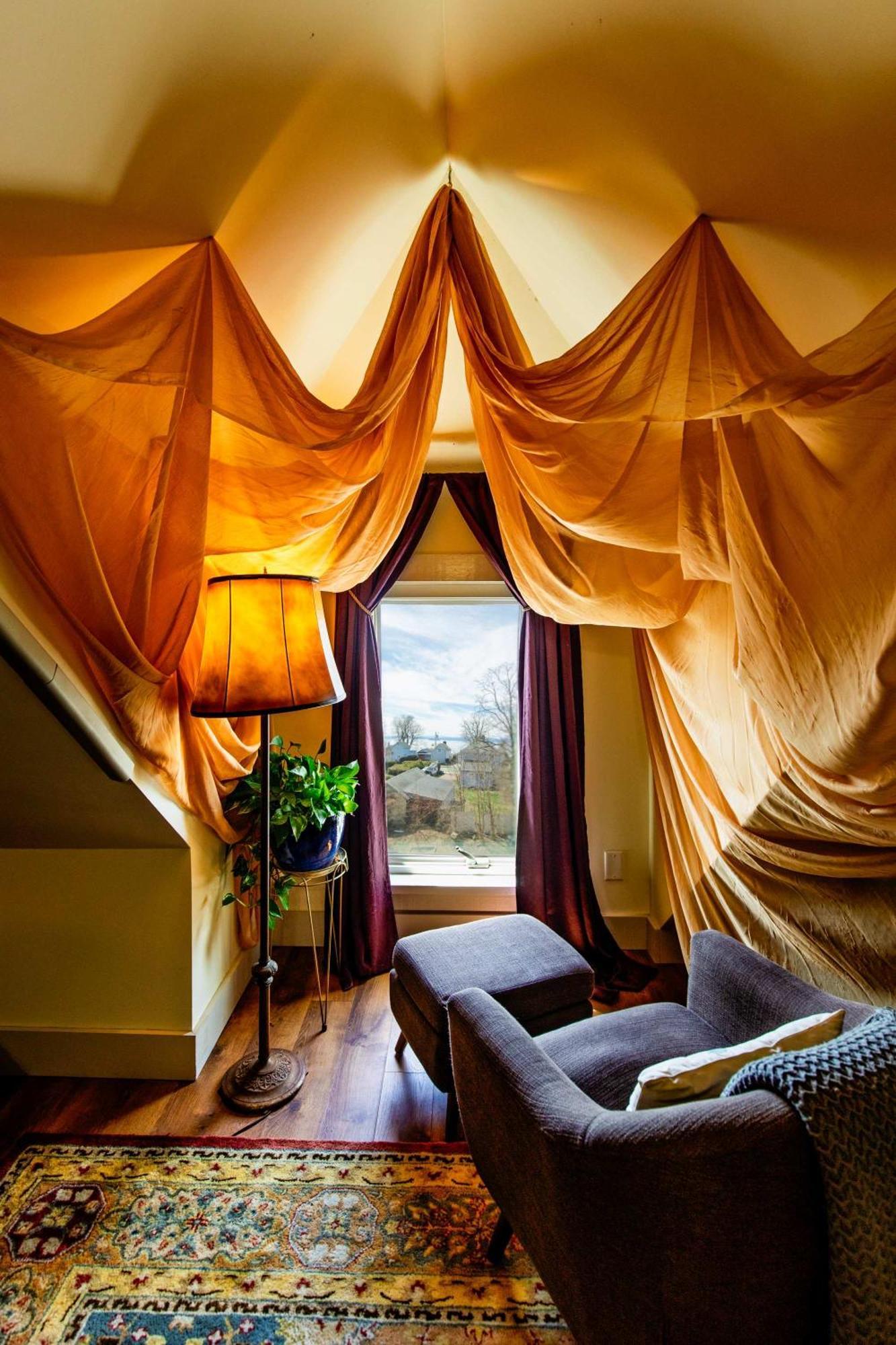 Centrally Located With Lake Views Burlington Eksteriør bilde